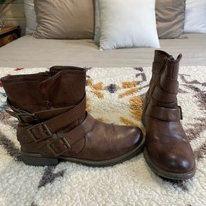 Women’s ankle bootie - great condition
